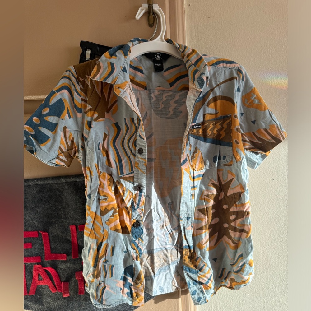 Volcom big boys size 8 button down